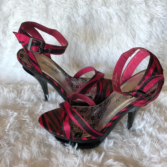 Size 9 - Picture 1 of 5